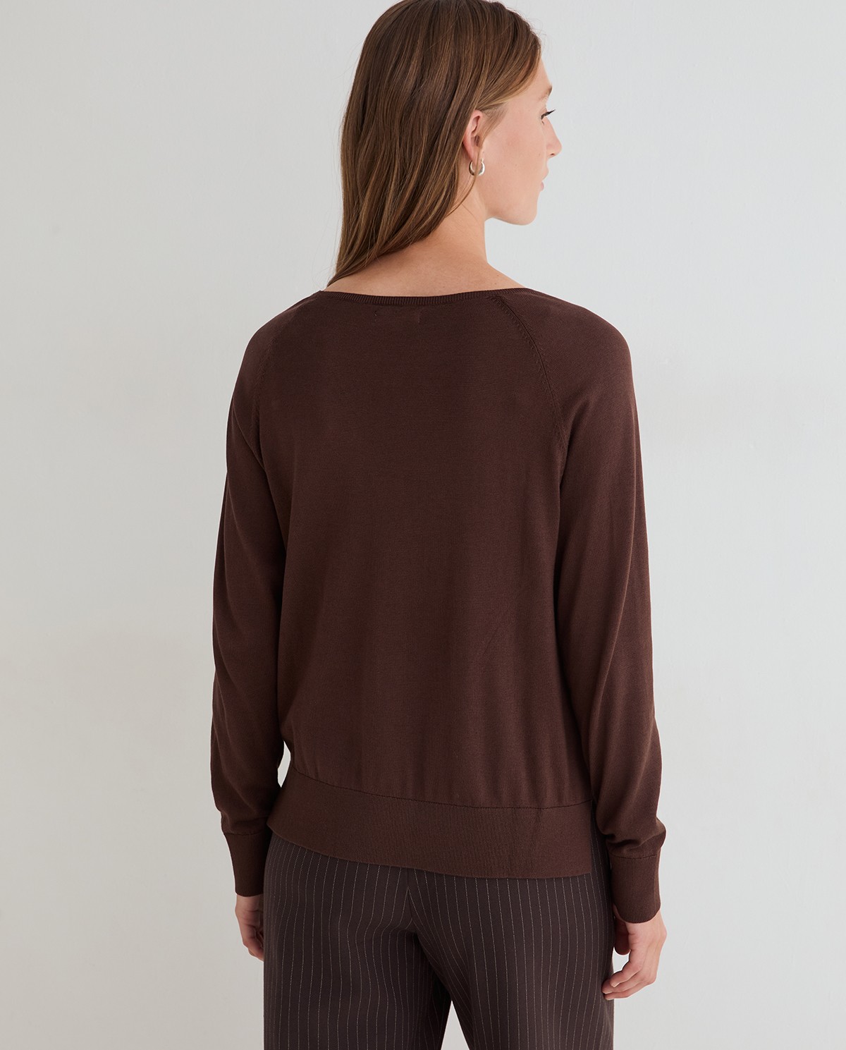 Jersey suave de punto fino en color chocolate, vista frontal con detalle del tejido 3
