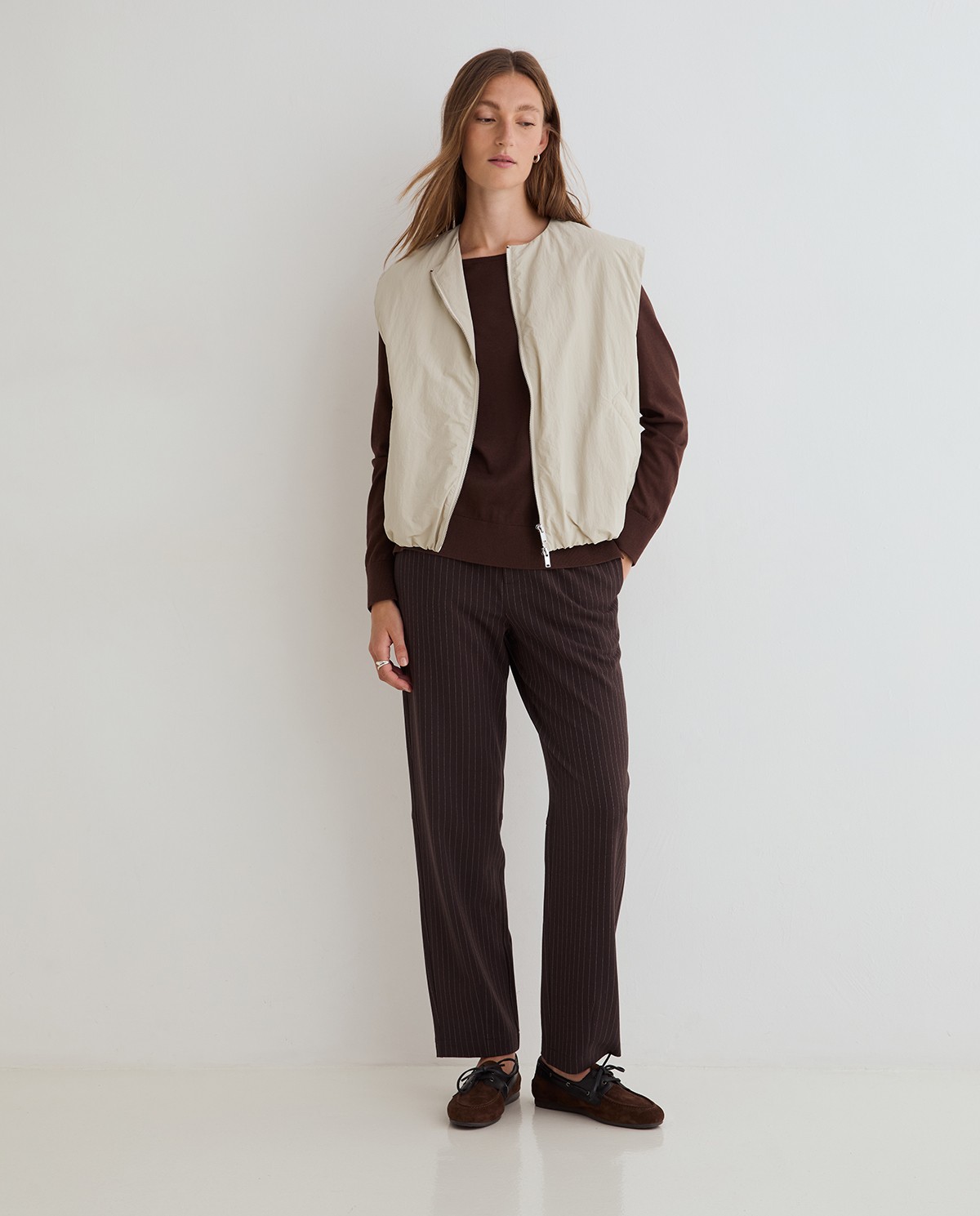 Jersey suave de punto fino en color chocolate, vista frontal con detalle del tejido 4