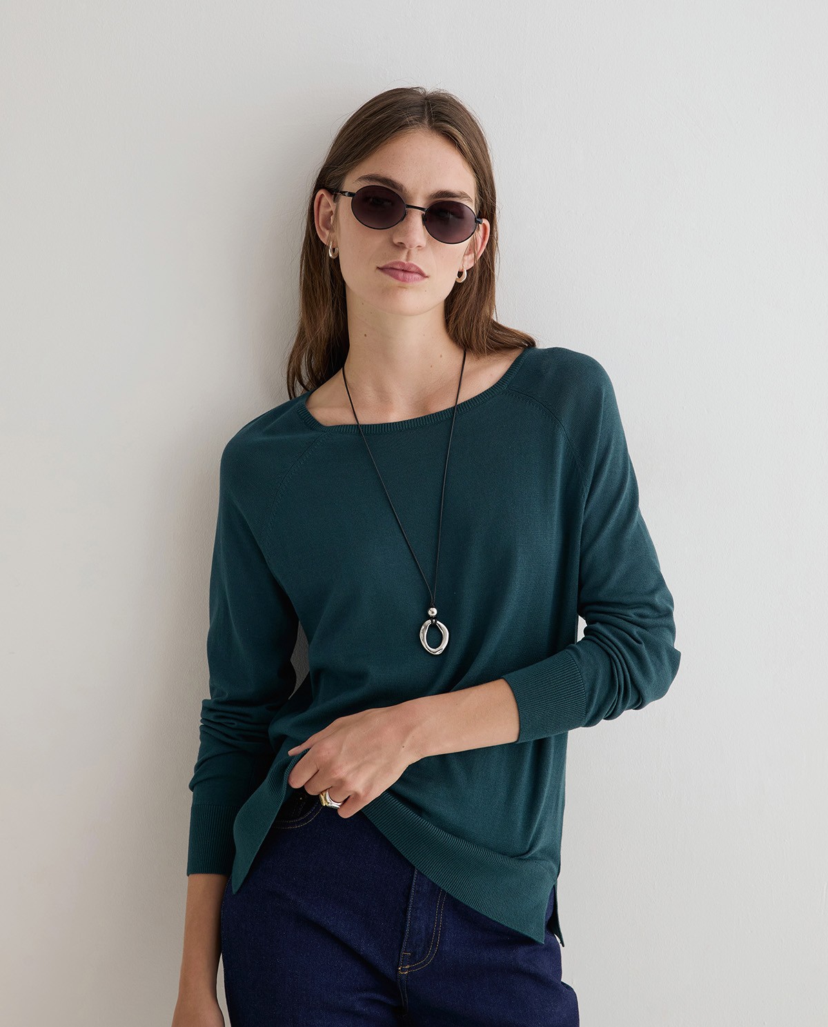 Jersey suave de punto fino en color verde oscuro, vista frontal con detalle del tejido