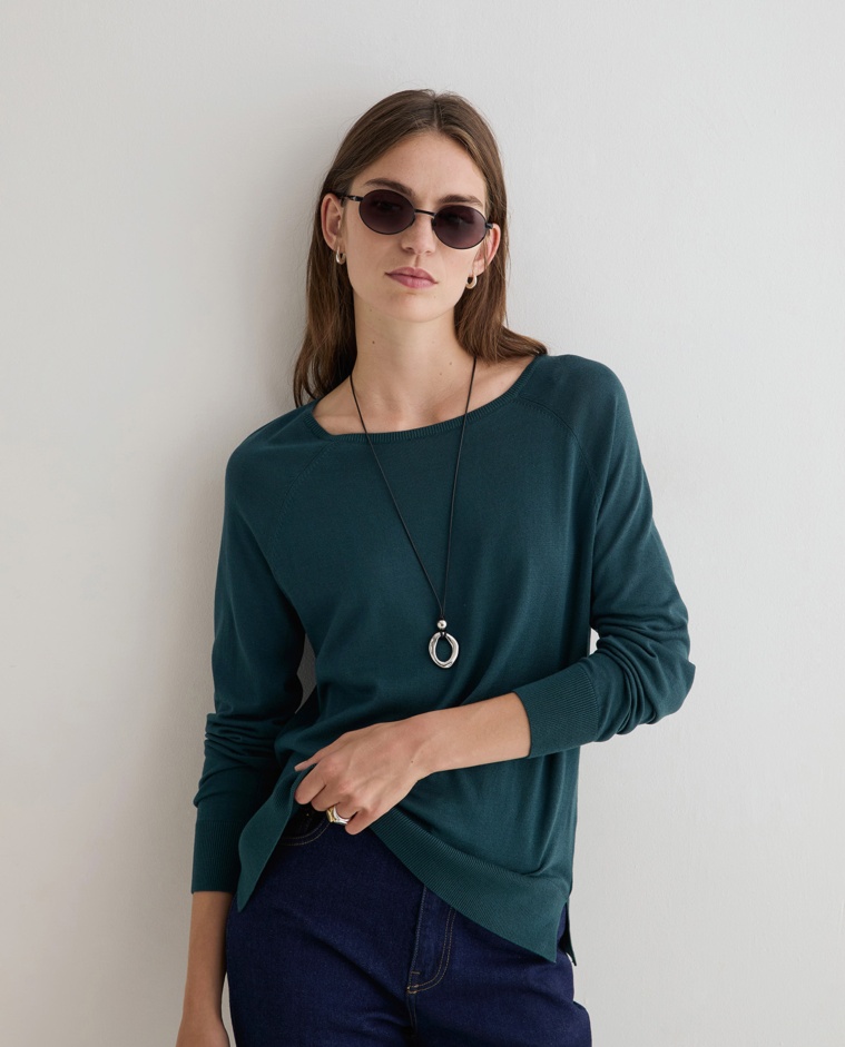 Jersey suave de punto fino en color verde oscuro, vista frontal con detalle del tejido