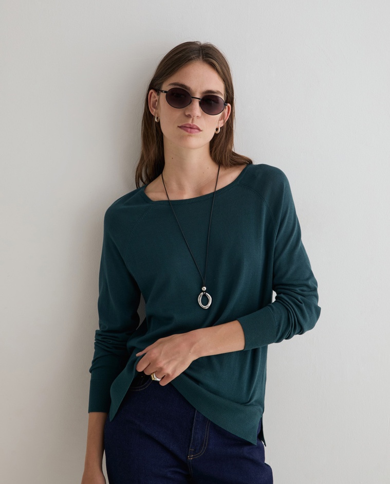 Jersey suave de punto fino en color verde oscuro, vista frontal con detalle del tejido