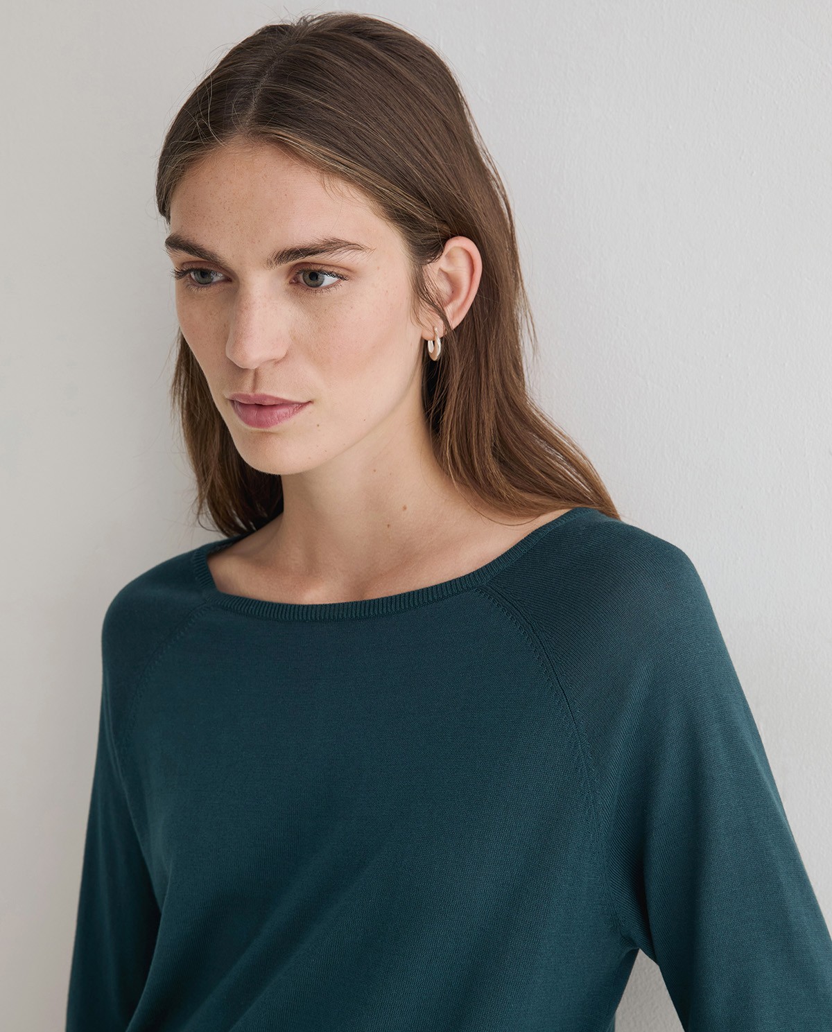 Jersey suave de punto fino en color verde oscuro, vista frontal con detalle del tejido 1