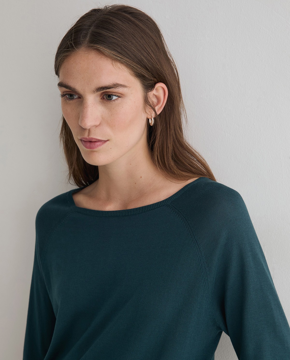Jersey suave de punto fino en color verde oscuro, vista frontal con detalle del tejido 1