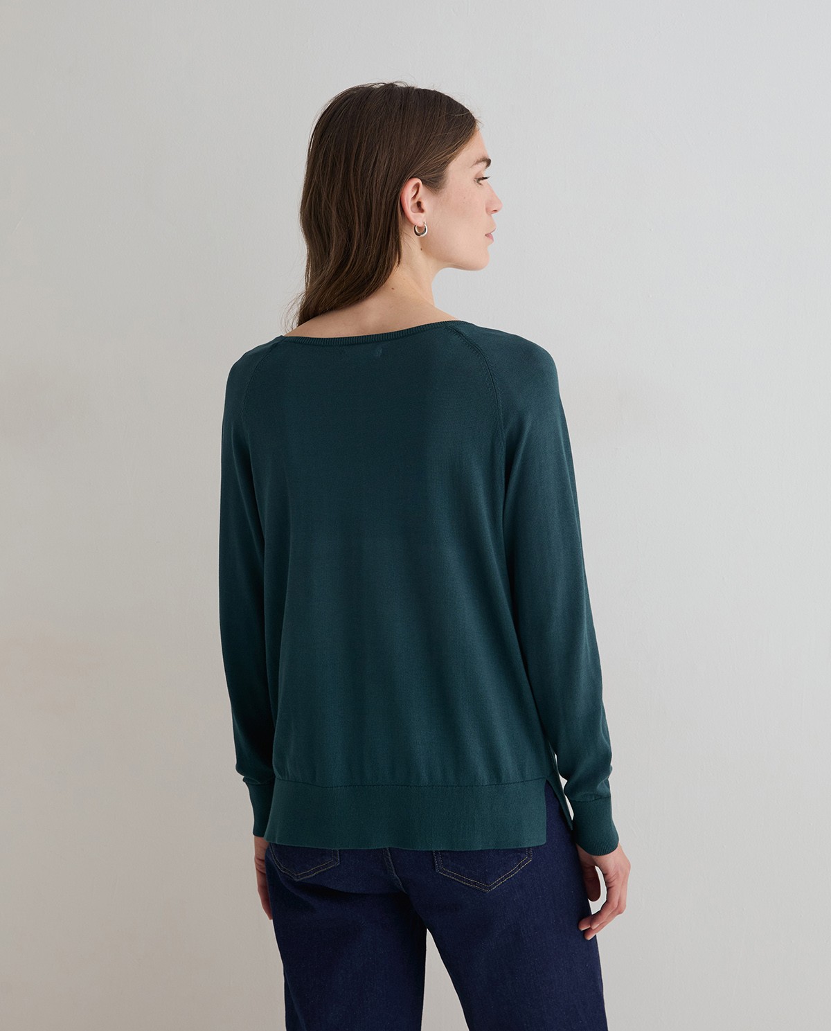 Jersey suave de punto fino en color verde oscuro, vista frontal con detalle del tejido 3