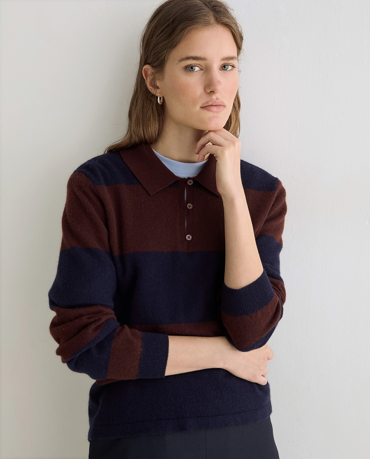 Jersey polo de punto fino a rayas azul oscuro y marrón 1