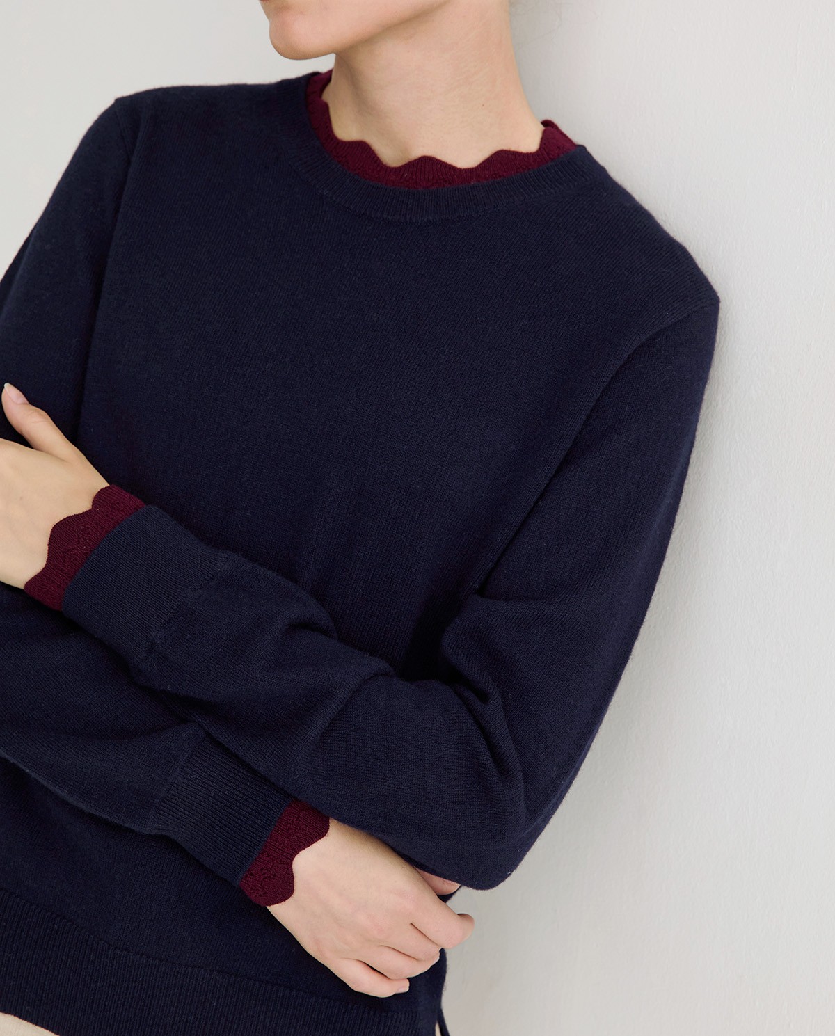 Jersey de punto azul y granate con detalles en contraste