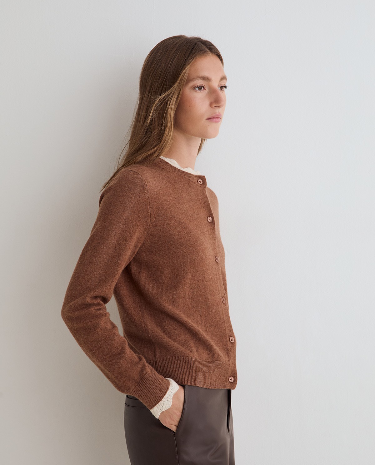 Cárdigan de punto marrón y beige con detalles contraste 2