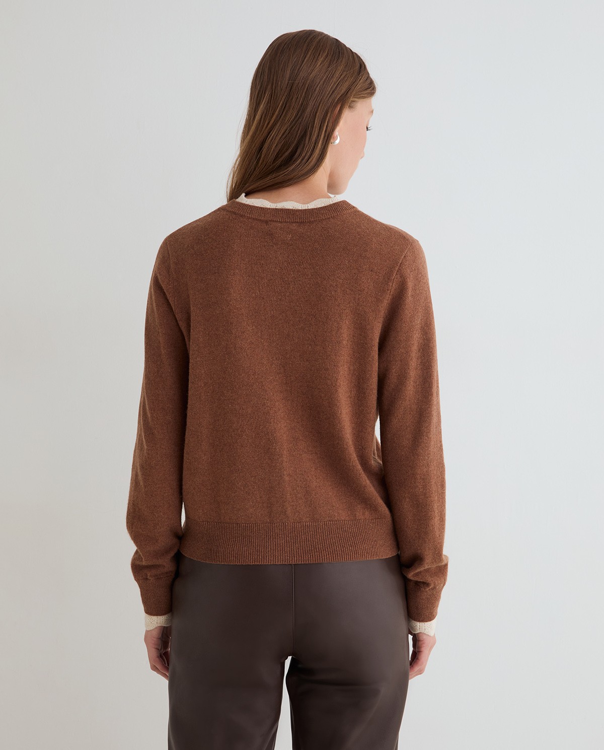Cárdigan de punto marrón y beige con detalles contraste 3