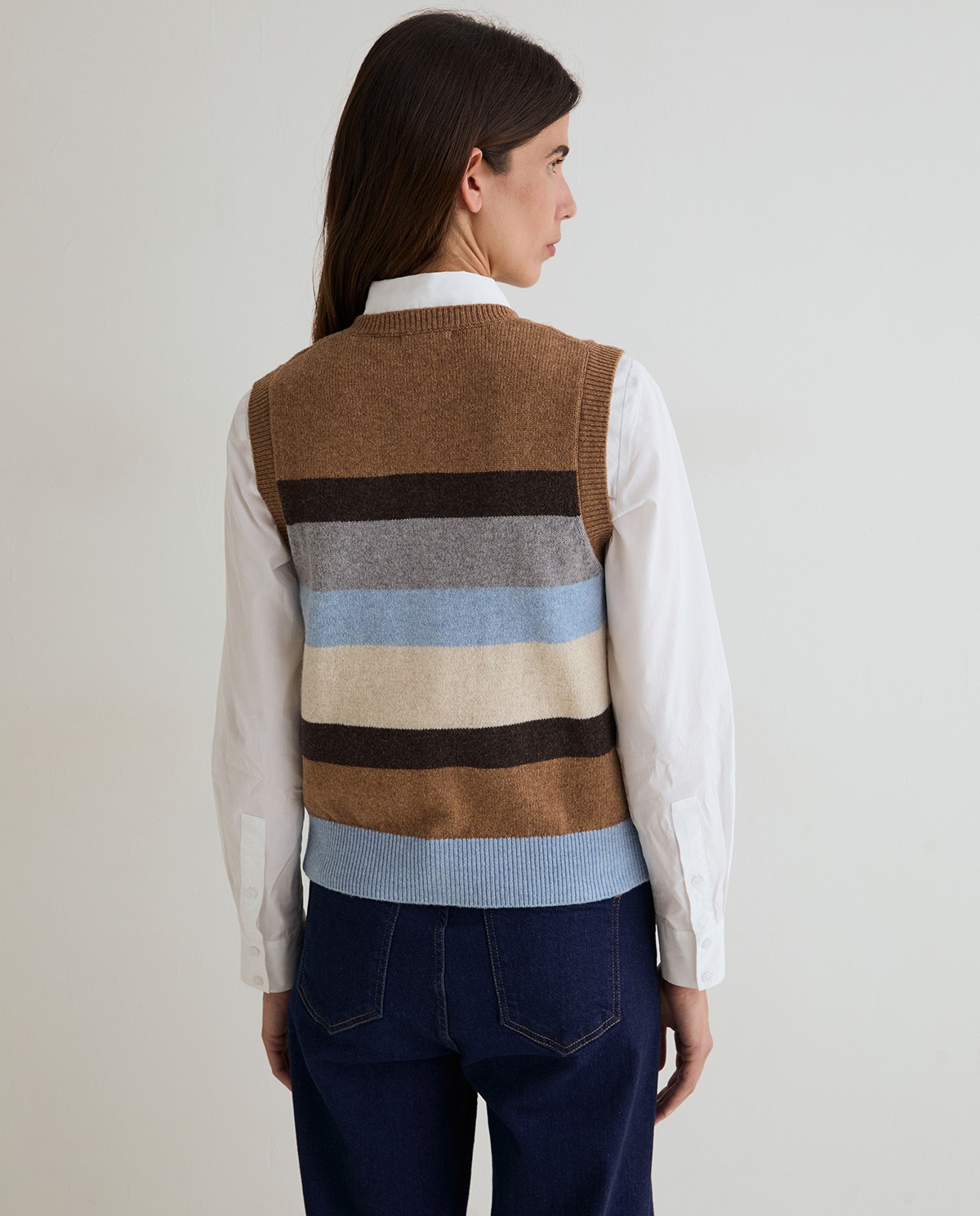 Chaleco de punto a rayas multicolor marrón y azul, vista frontal con detalle del tejido 1