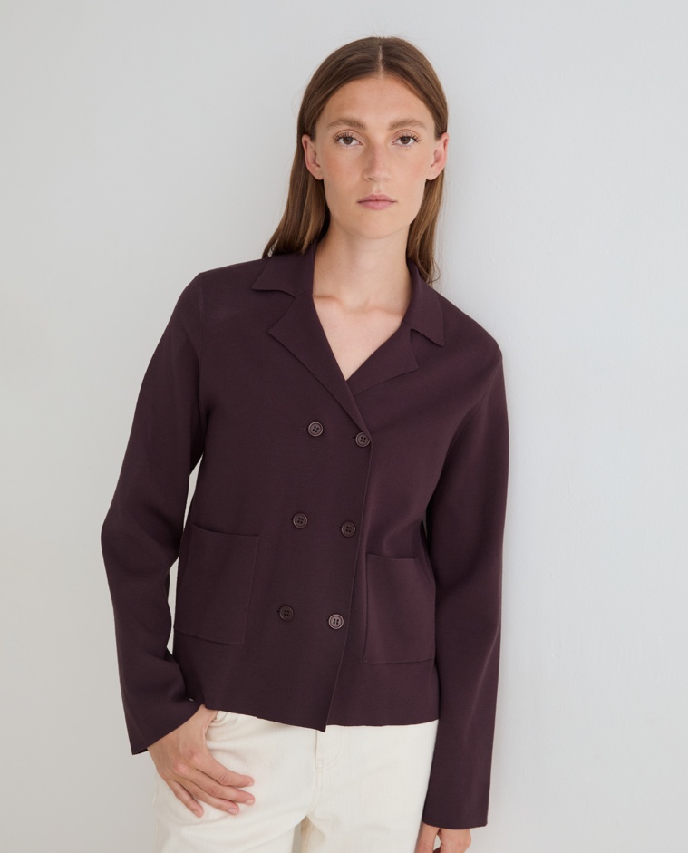 Veste en maille chocolat à double boutonnage, vue de face avec détail de la matière
