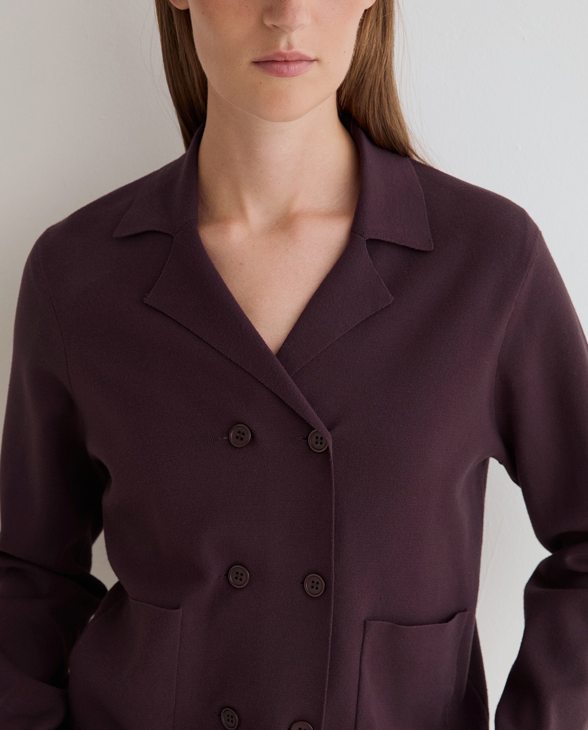 Veste en maille chocolat à double boutonnage, vue de face avec détail de la matière 1