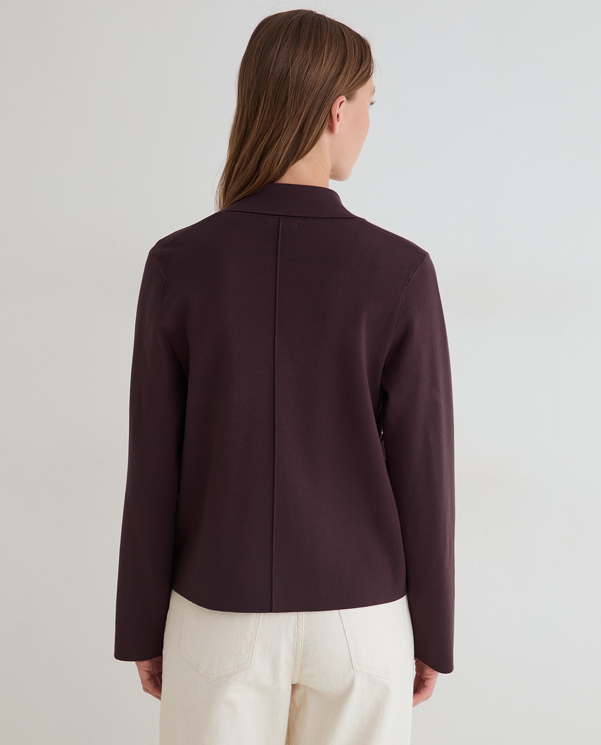 Veste en maille chocolat à double boutonnage, vue de face avec détail de la matière 2