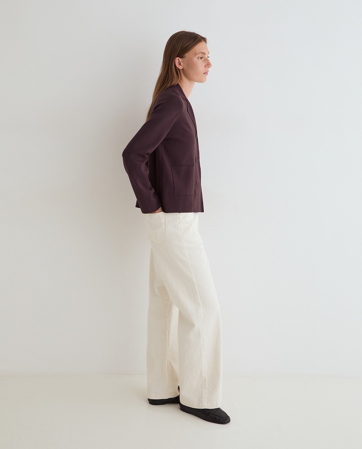 Veste en maille chocolat à double boutonnage, vue de face avec détail de la matière 3