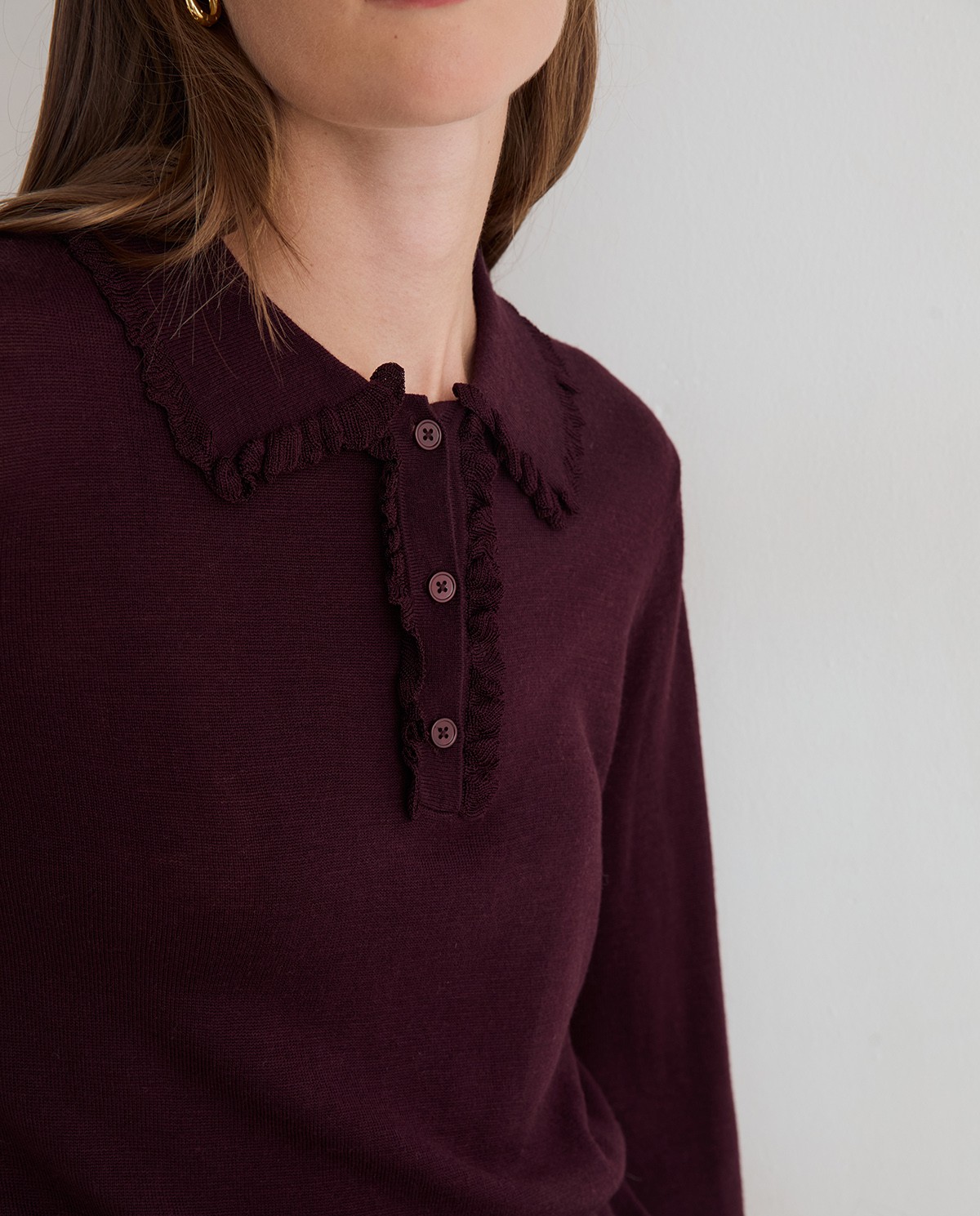 Jersey fino con cuello volante granate oscuro 1