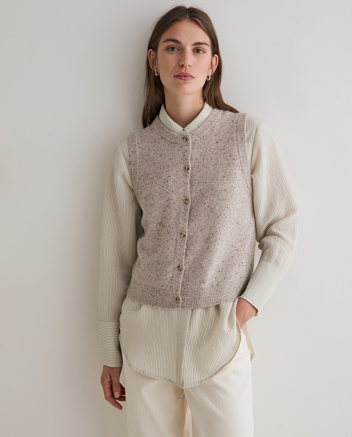Chaleco de punto tweed crudo, vista frontal con detalle del tejido 2