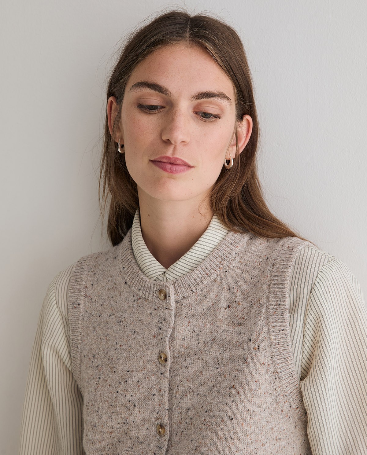 Chaleco de punto tweed crudo, vista frontal con detalle del tejido 1