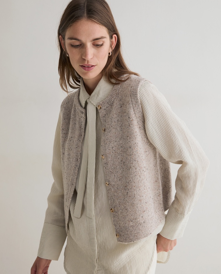 Chaleco de punto tweed crudo, vista frontal con detalle del tejido