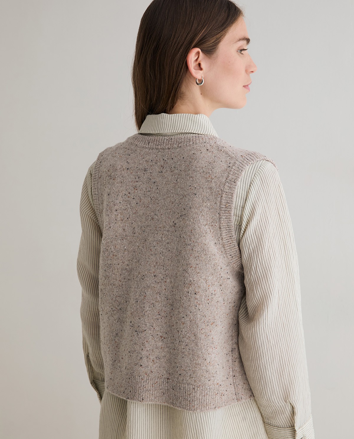 Chaleco de punto tweed crudo, vista frontal con detalle del tejido 3
