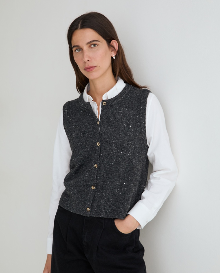 Chaleco de punto tweed gris oscuro, vista frontal con detalle del tejido