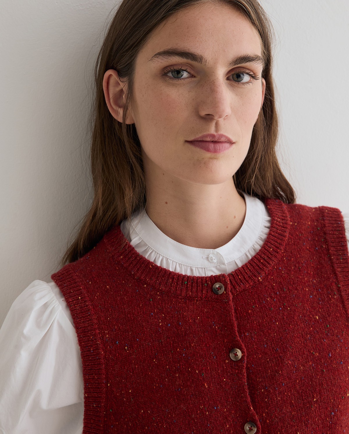 Chaleco de punto tweed rojo, vista frontal con detalle del tejido 1