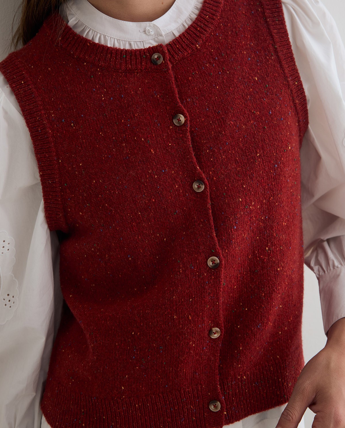 Chaleco de punto tweed rojo, vista frontal con detalle del tejido 2