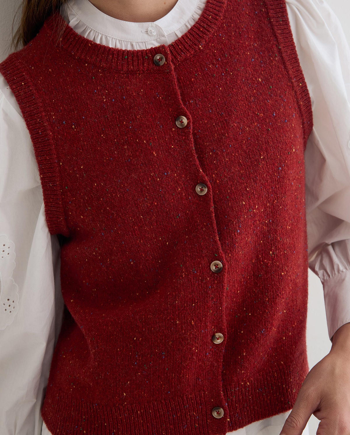 Chaleco de punto tweed rojo, vista frontal con detalle del tejido 2