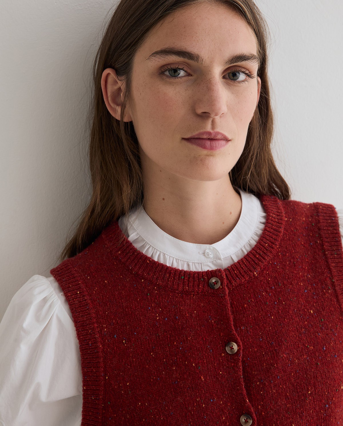 Chaleco de punto tweed rojo, vista frontal con detalle del tejido