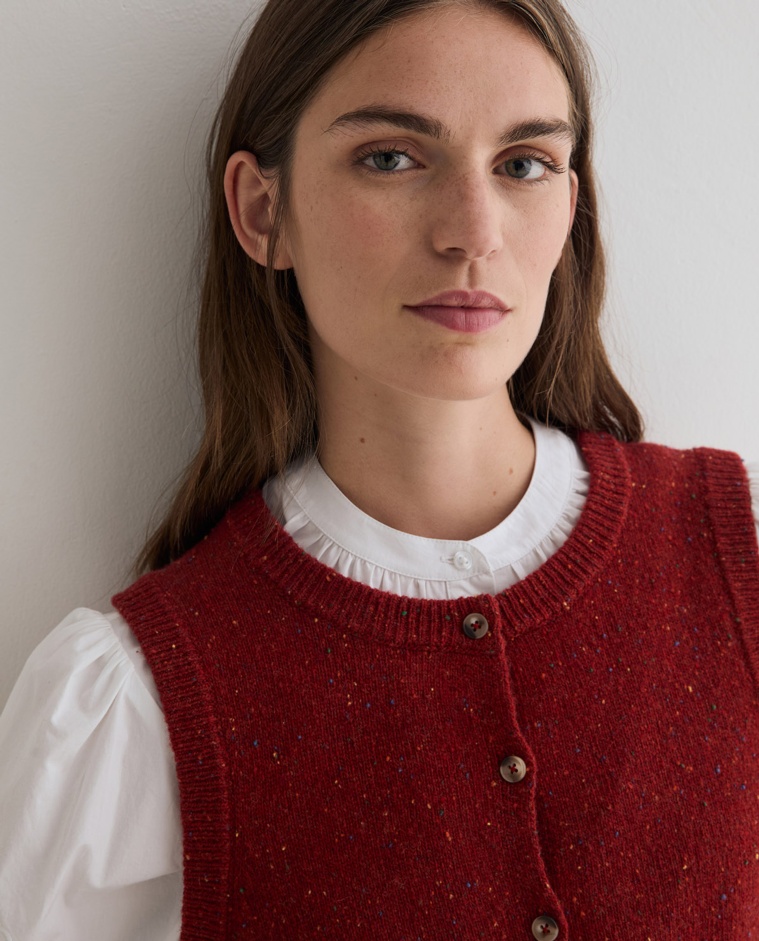 Chaleco de punto tweed rojo, vista frontal con detalle del tejido