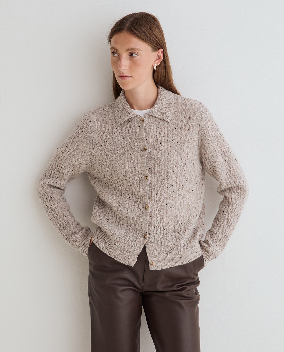 Cárdigan de punto tweed trenzado crudo, vista frontal con detalle del tejido 1