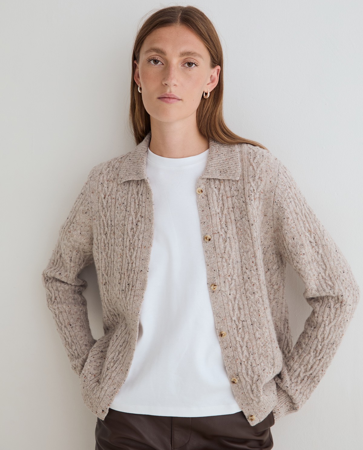 Cárdigan de punto tweed trenzado crudo, vista frontal con detalle del tejido 3