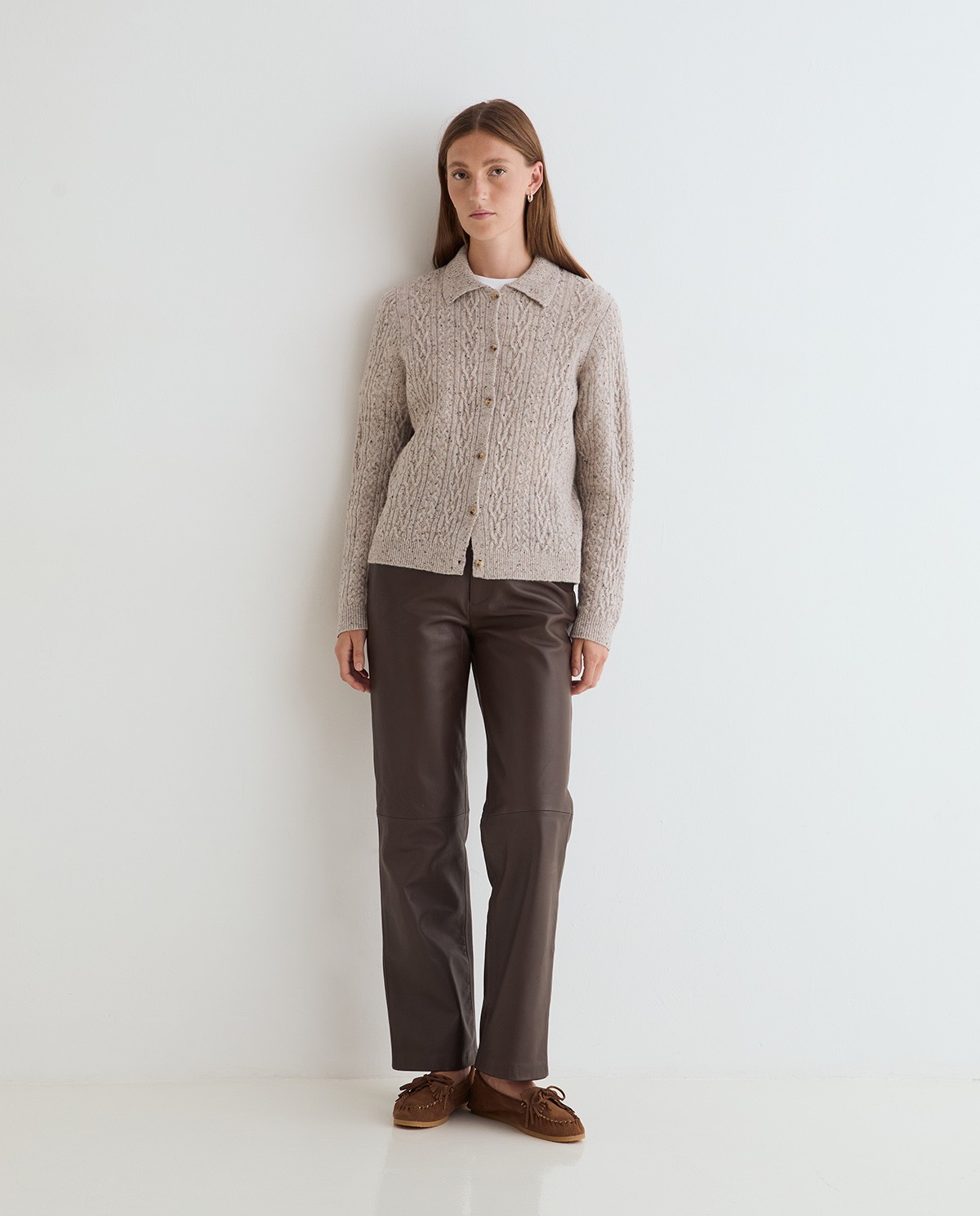 Cárdigan de punto tweed trenzado crudo, vista frontal con detalle del tejido 4