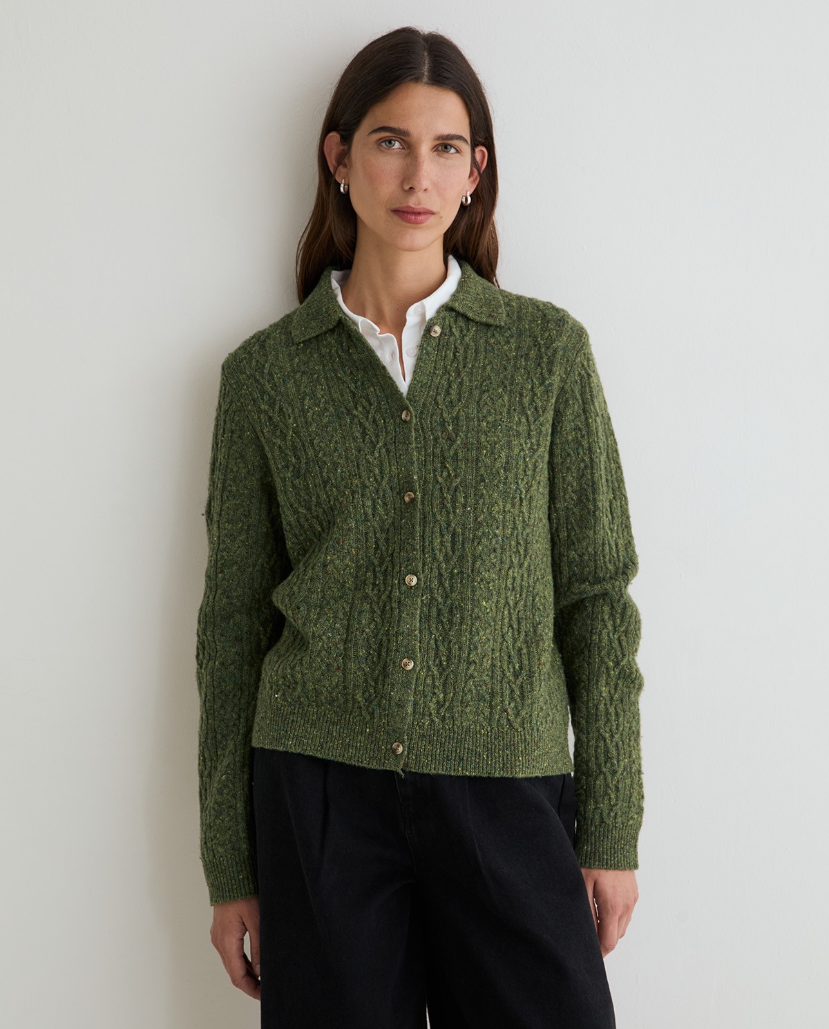 Cárdigan de punto tweed trenzado verde, vista frontal con detalle del tejido 3