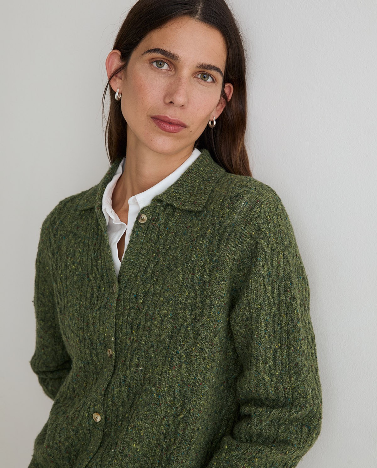 Cárdigan de punto tweed trenzado verde, vista frontal con detalle del tejido 2