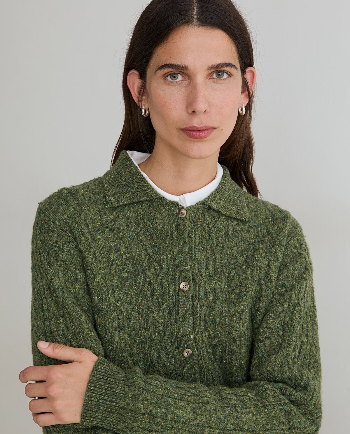 Cárdigan de punto tweed trenzado verde, vista frontal con detalle del tejido 4