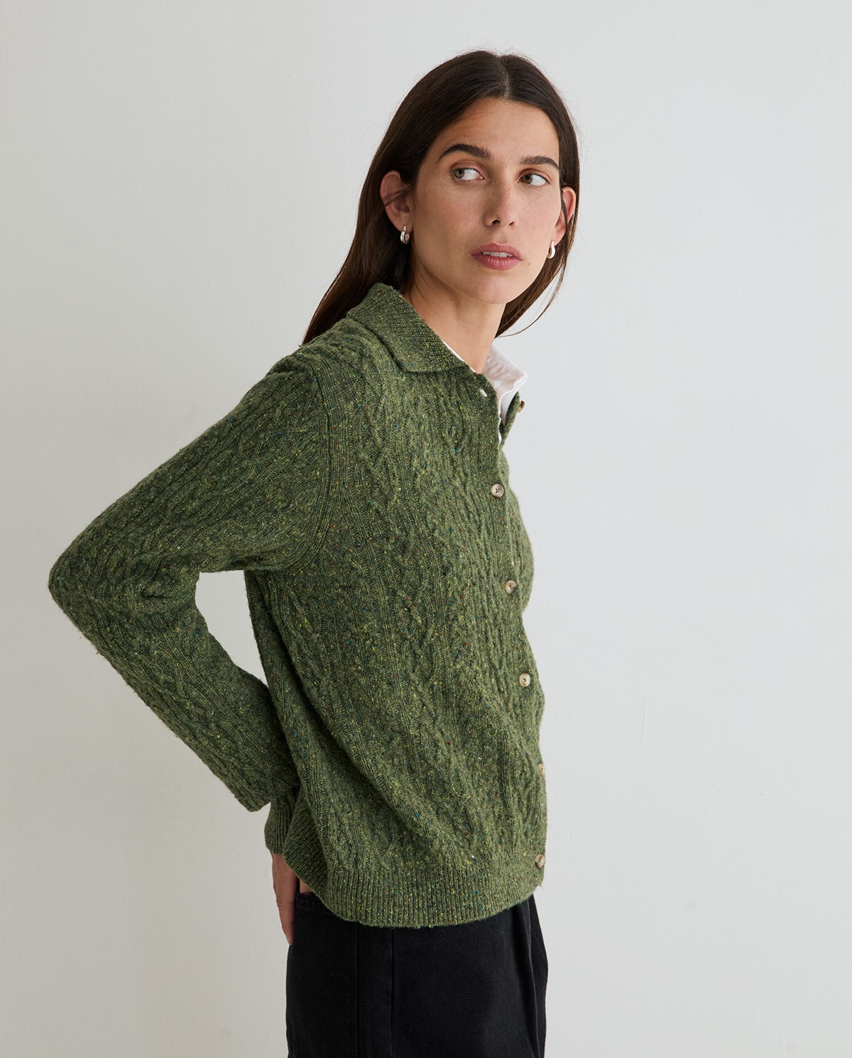 Cárdigan de punto tweed trenzado verde, vista frontal con detalle del tejido 5