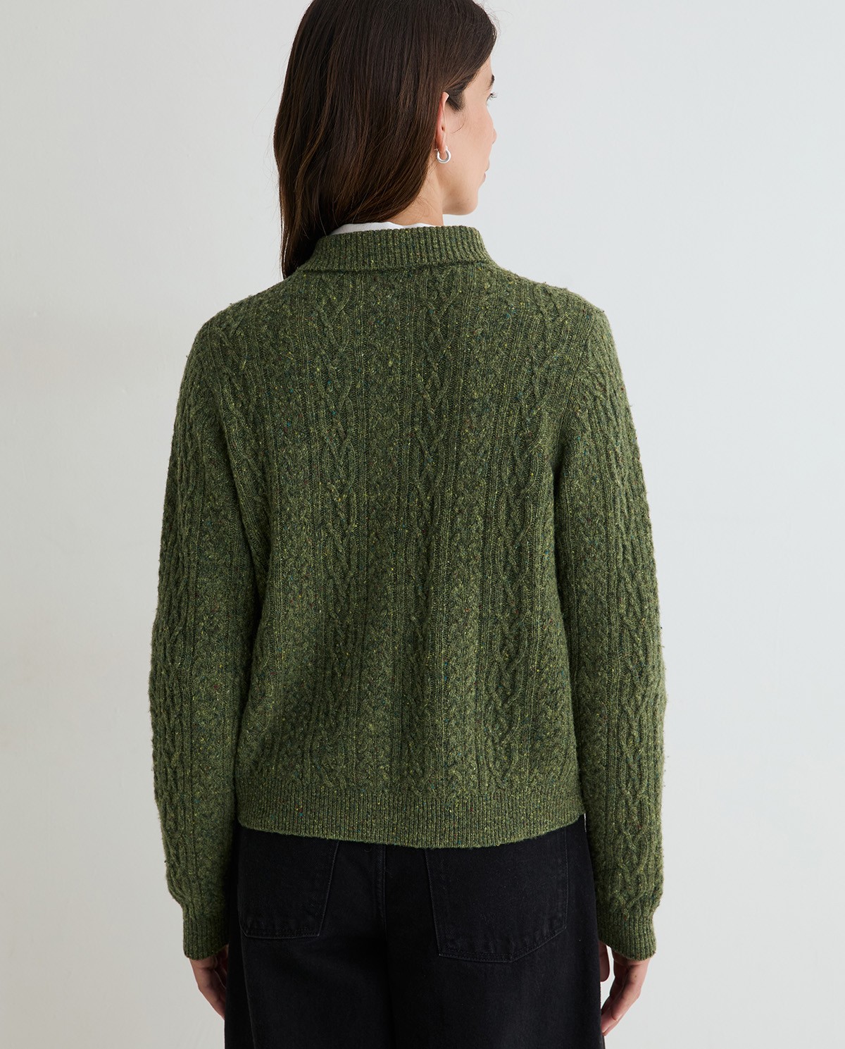 Cárdigan de punto tweed trenzado verde, vista frontal con detalle del tejido 6