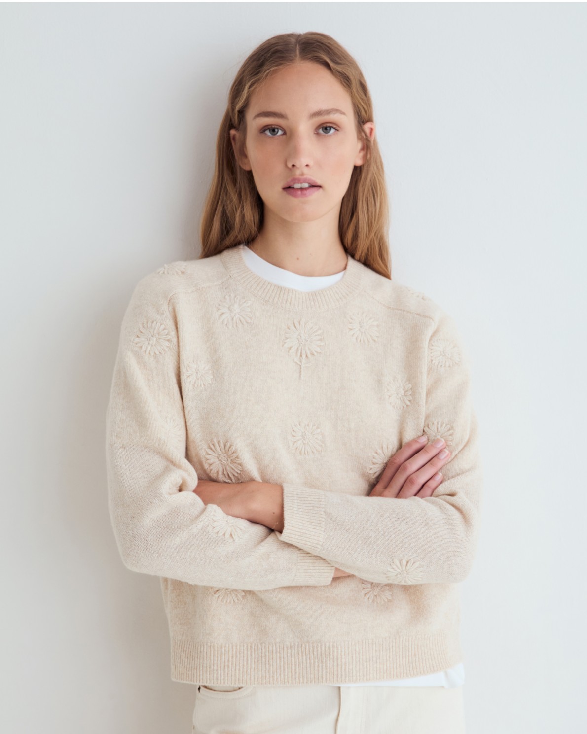 Jersey de lana con flores bordadas crudo
