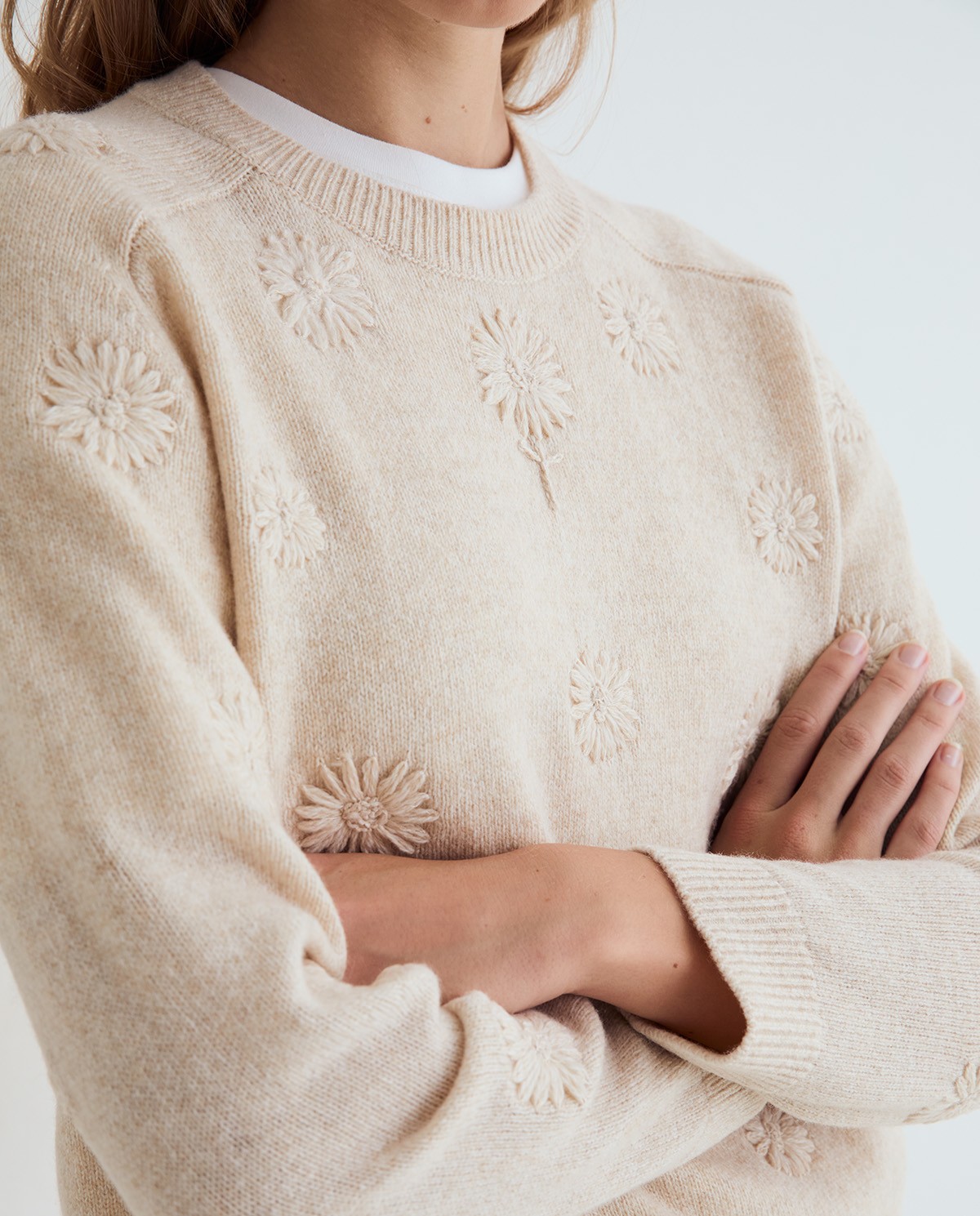 Jersey de lana con flores bordadas crudo 1