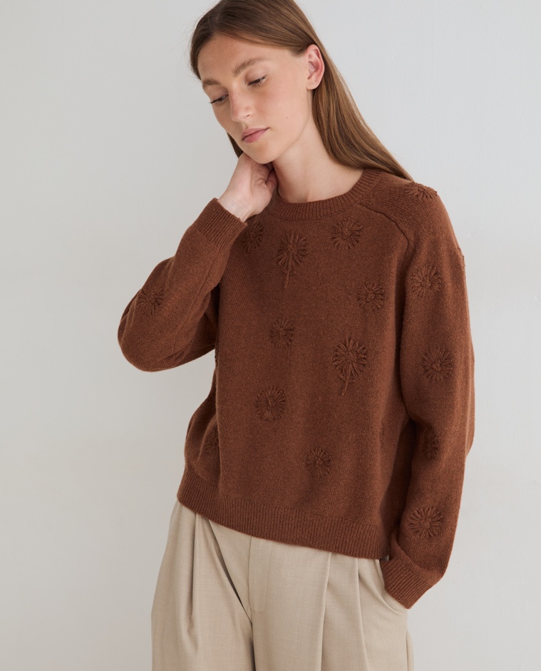 Jersey de lana con flores bordadas marrón