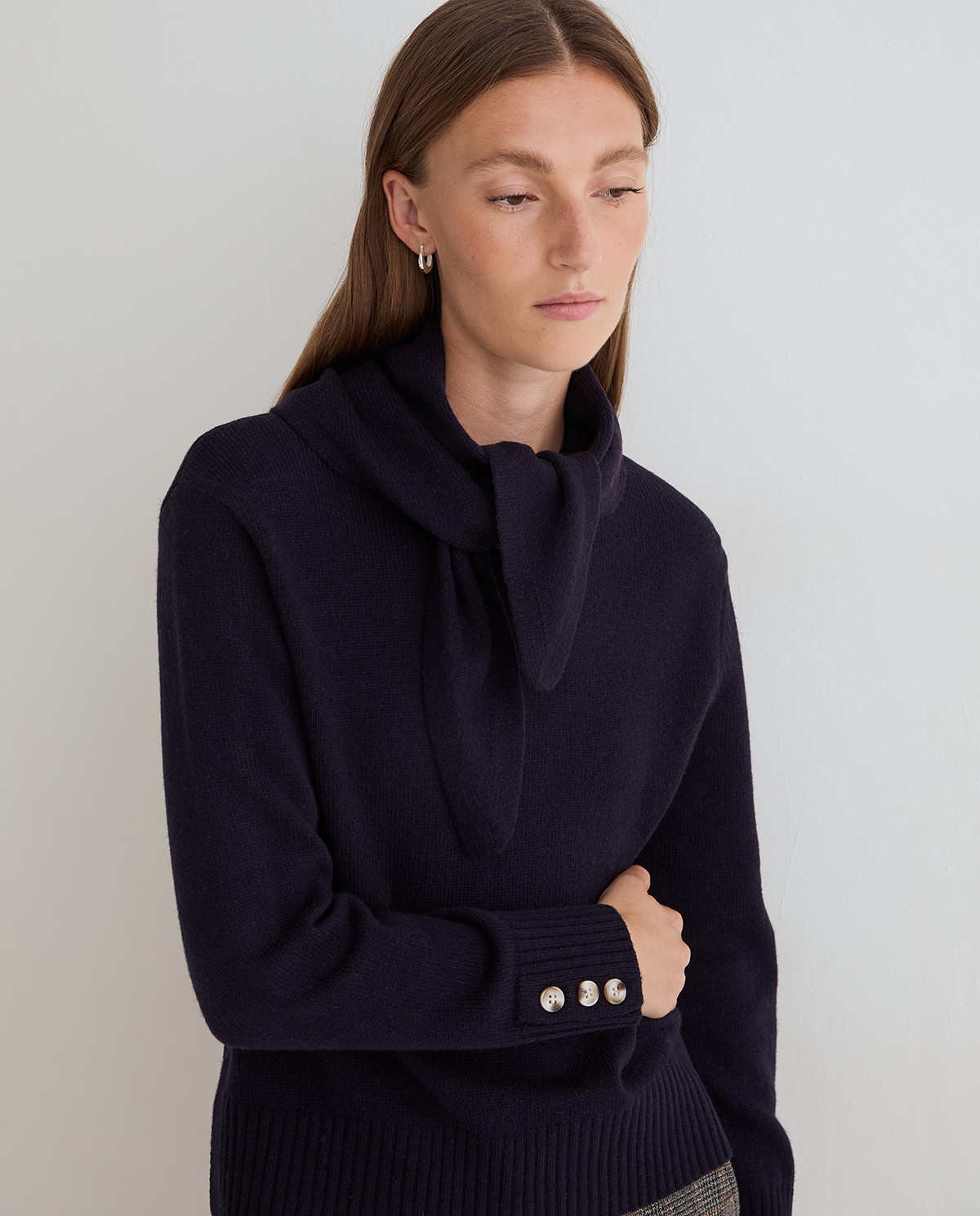 Jersey de lana con pañuelo extraíble azul marino