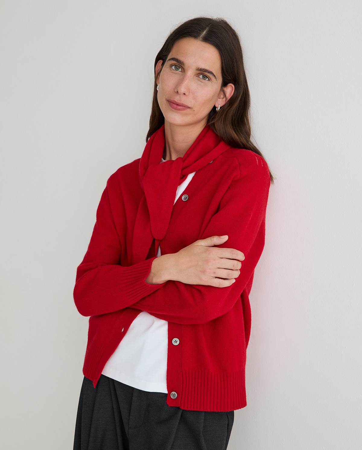 Cárdigan de lana con pañuelo extraíble rojo
