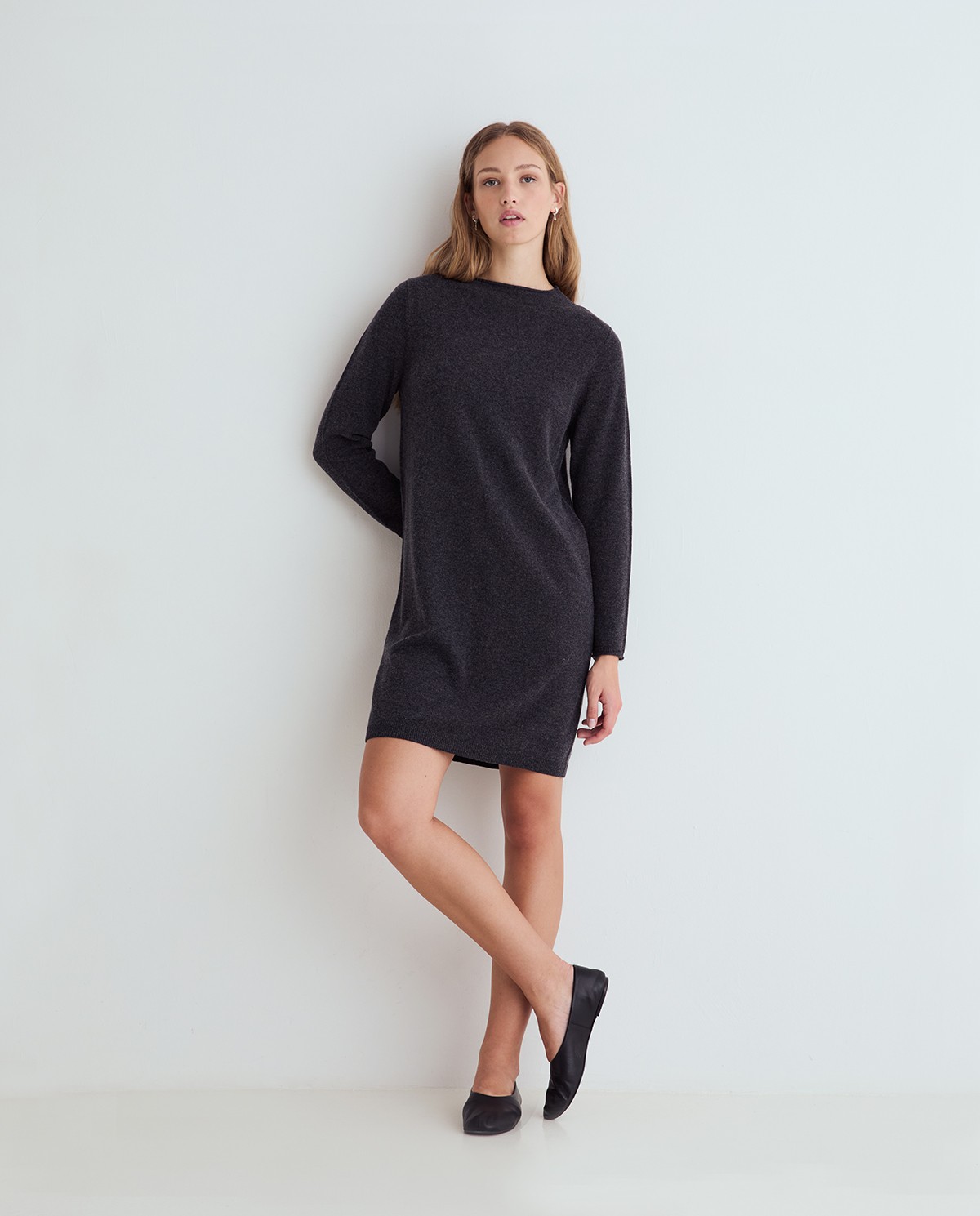 Vestido corto de punto gris oscuro, vista frontal con detalle del tejido