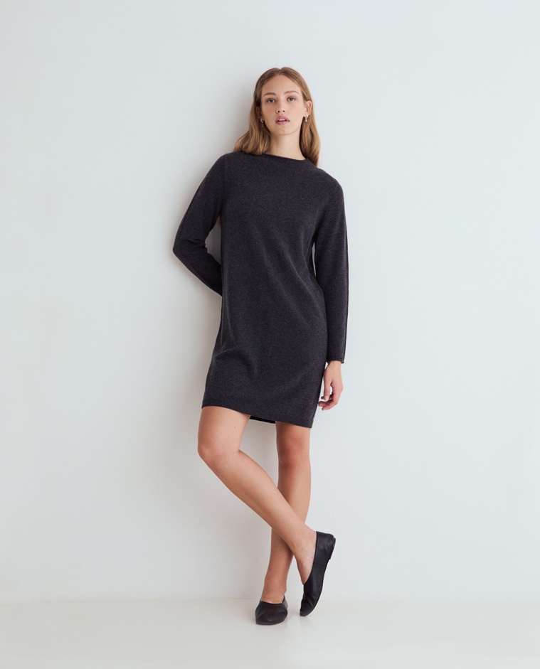 Vestido corto de punto gris oscuro, vista frontal con detalle del tejido