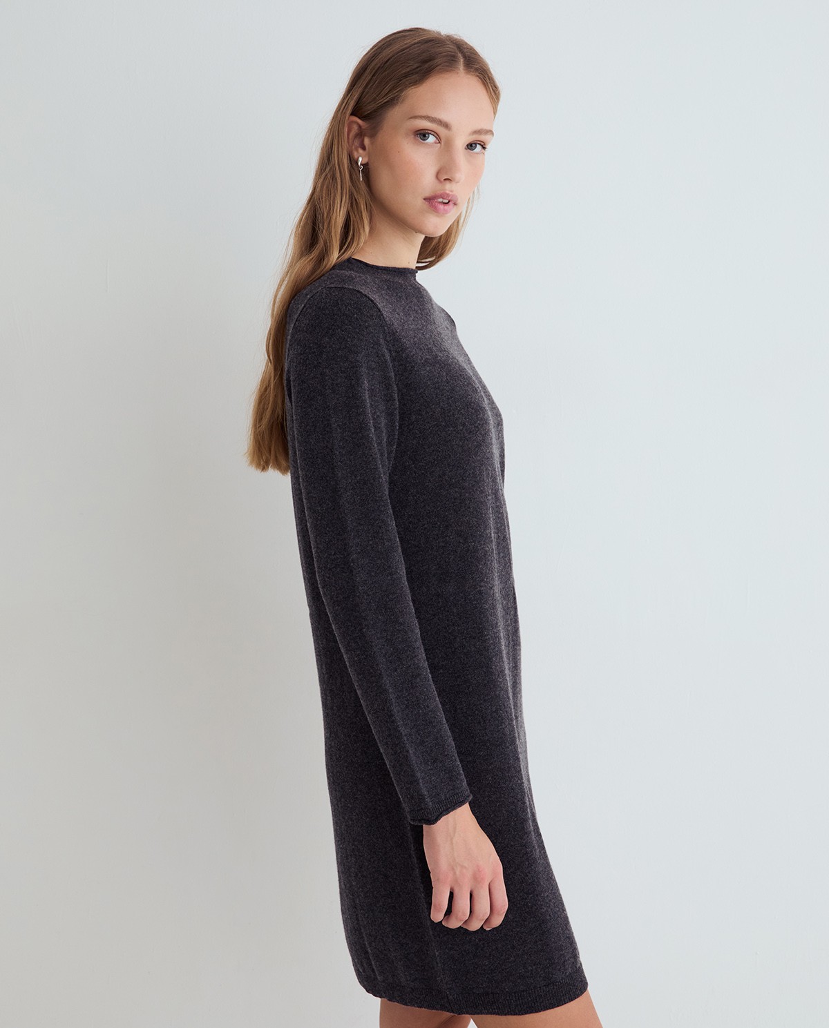 Vestido corto de punto gris oscuro, vista frontal con detalle del tejido 2