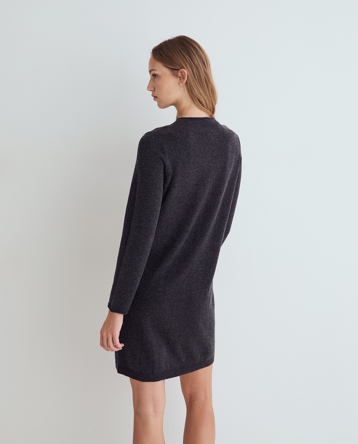 Vestido corto de punto gris oscuro, vista frontal con detalle del tejido 4