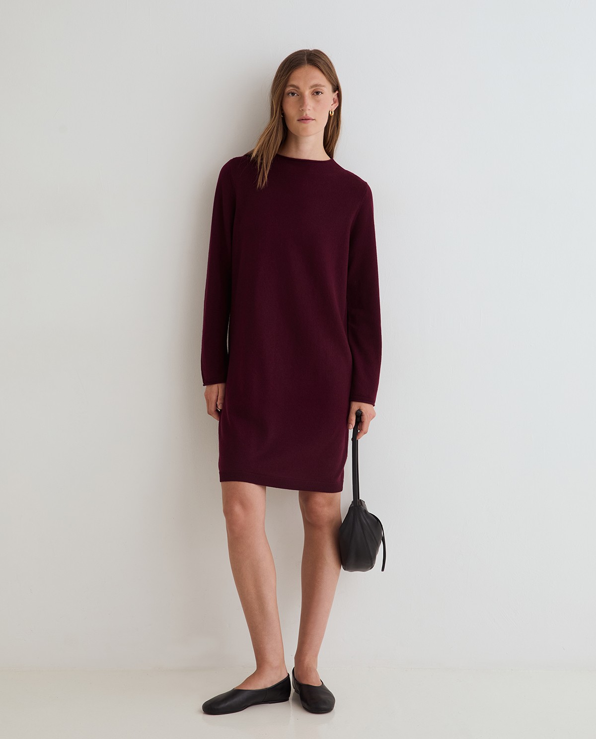 Robe courte en maille bordeaux, vue de face avec détail de la matière 1