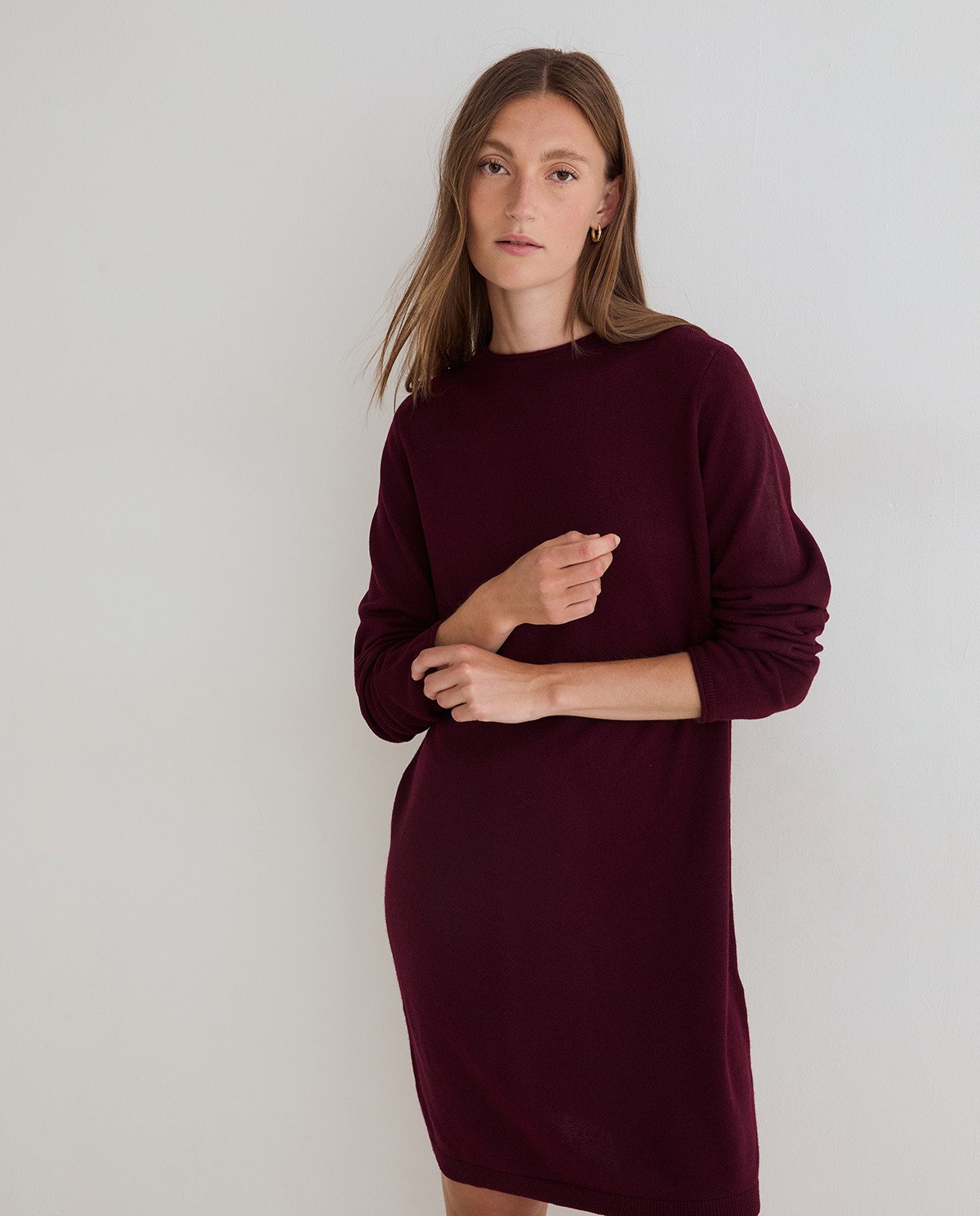 Robe courte en maille bordeaux, vue de face avec détail de la matière