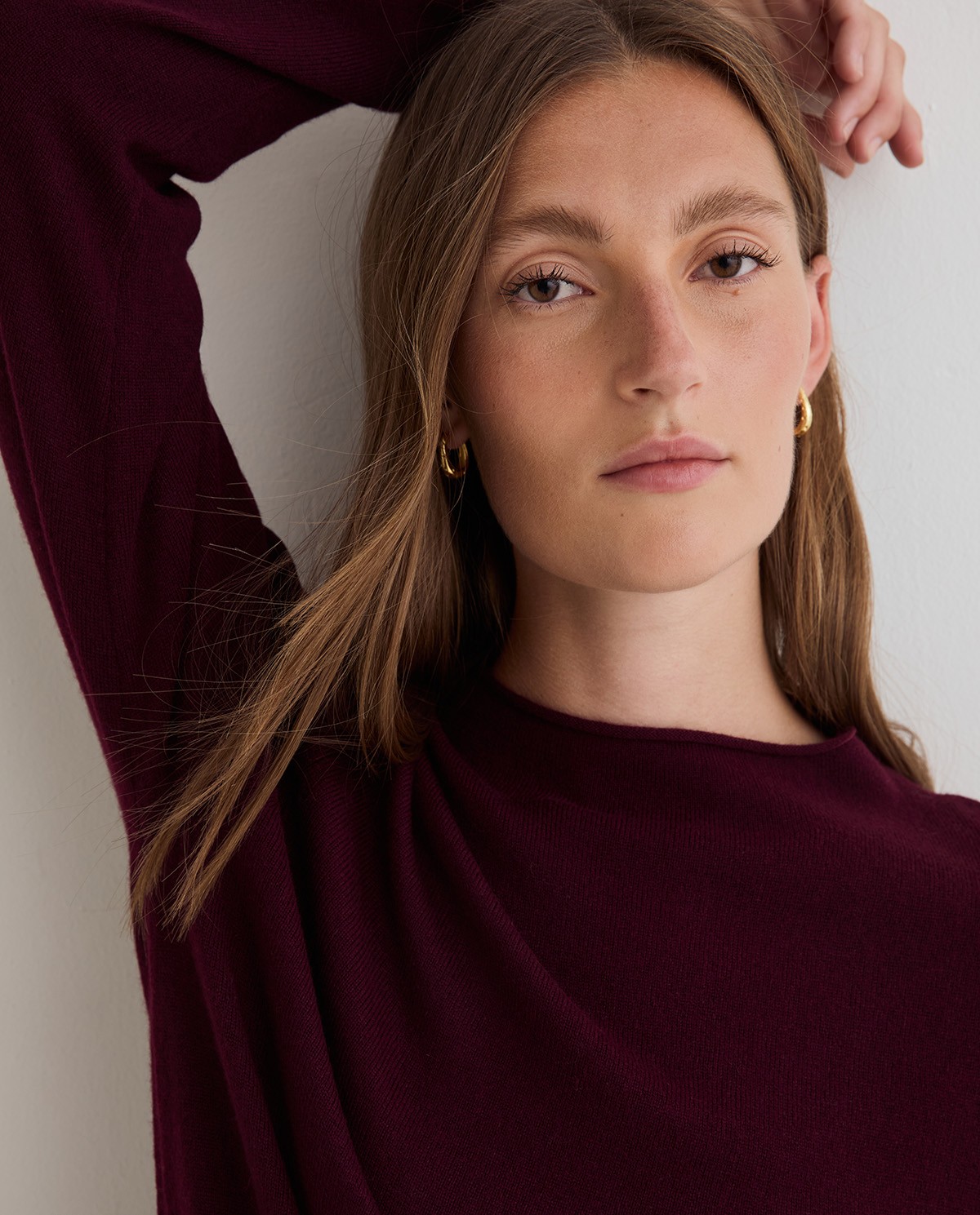 Robe courte en maille bordeaux, vue de face avec détail de la matière 2