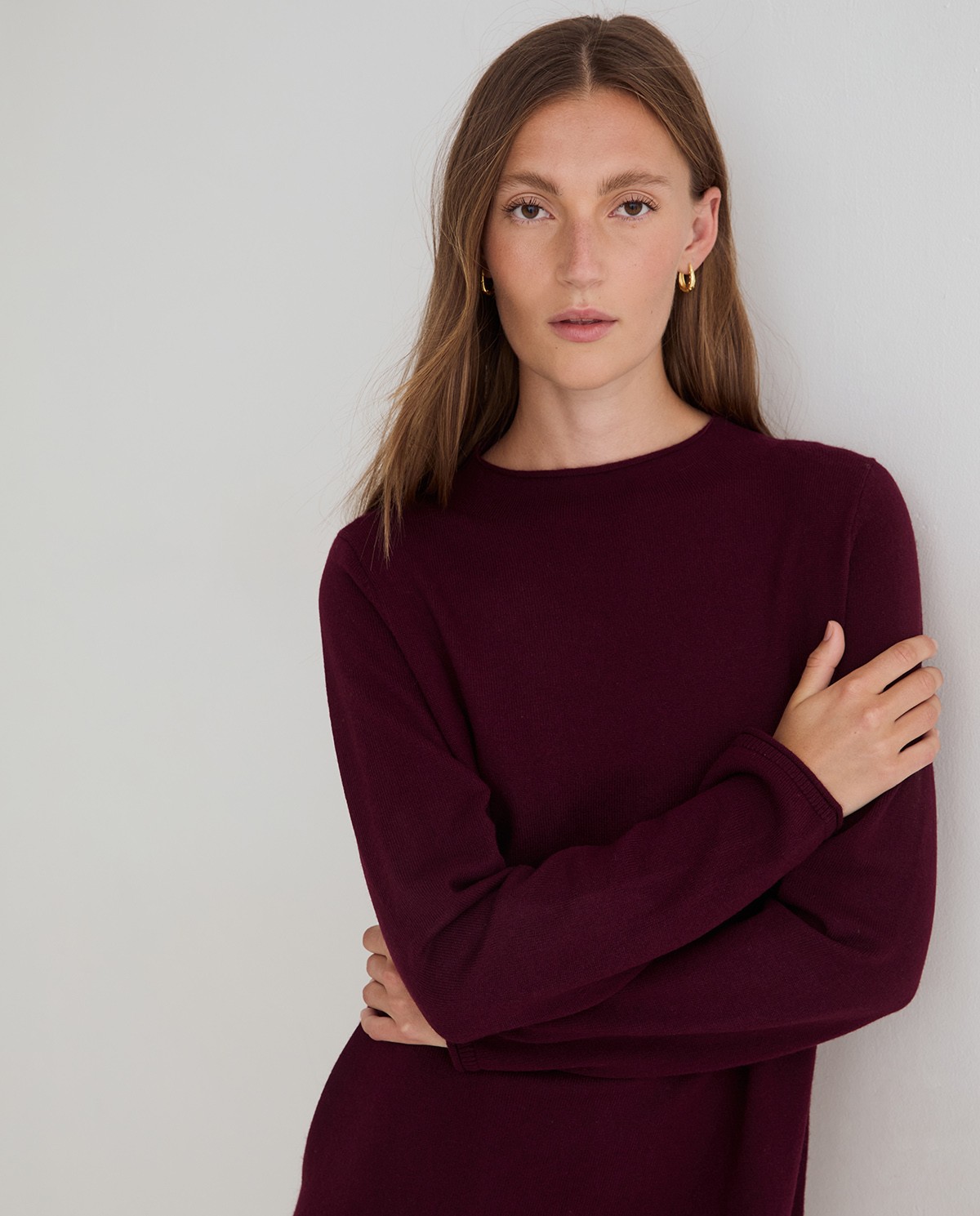 Robe courte en maille bordeaux, vue de face avec détail de la matière 3