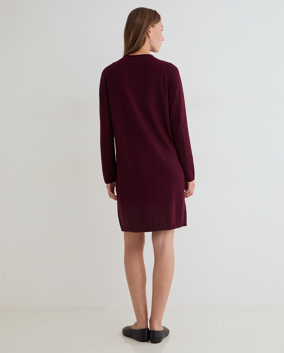Robe courte en maille bordeaux, vue de face avec détail de la matière 4